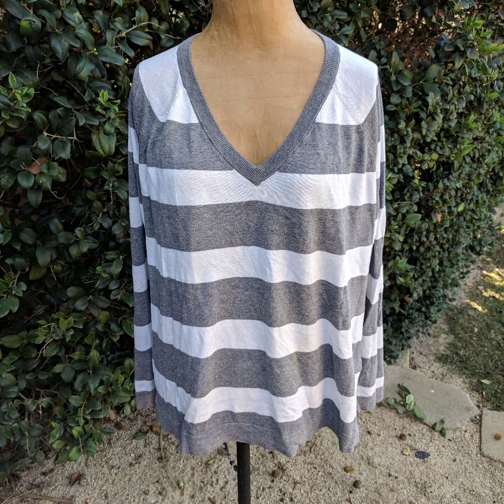 Banana Republic grey and white top